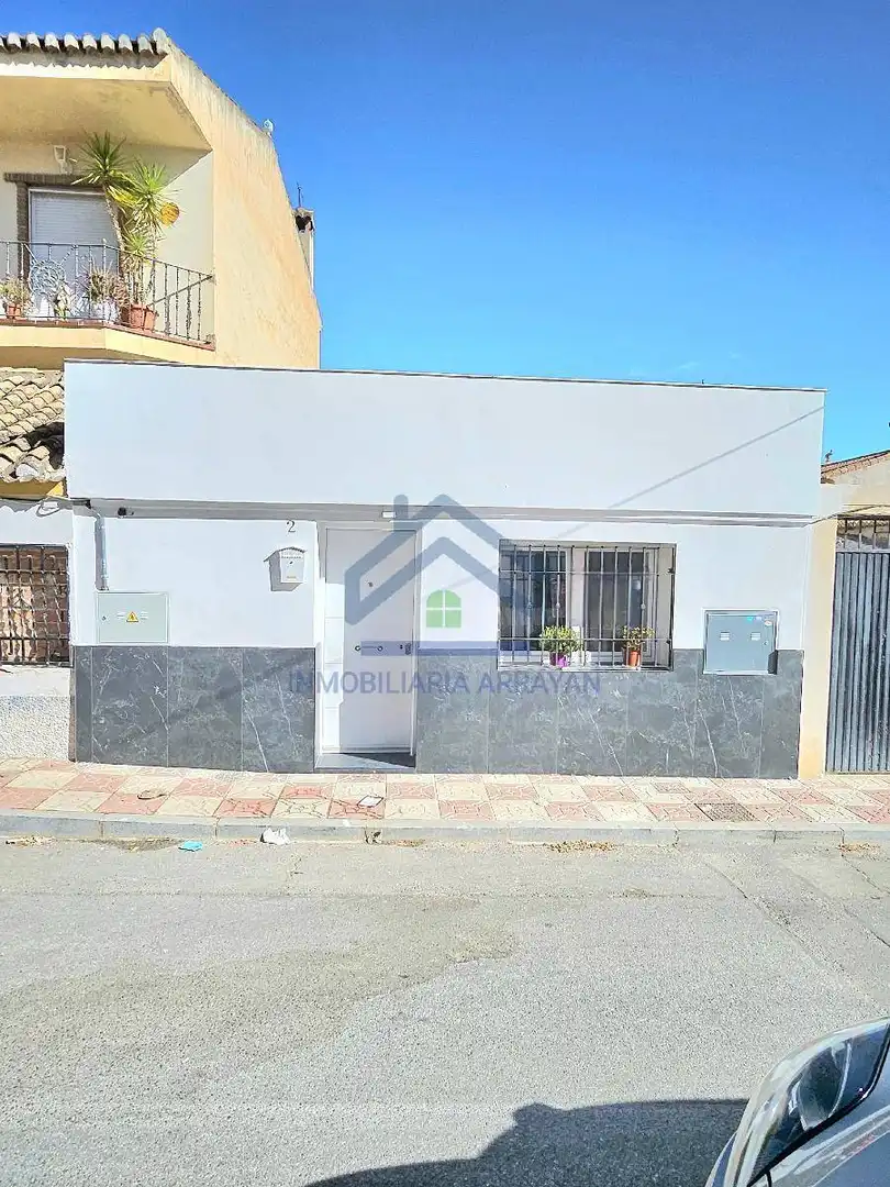 Vista exterior de Casa o xalet en venda en La Zubia amb Aire condicionat