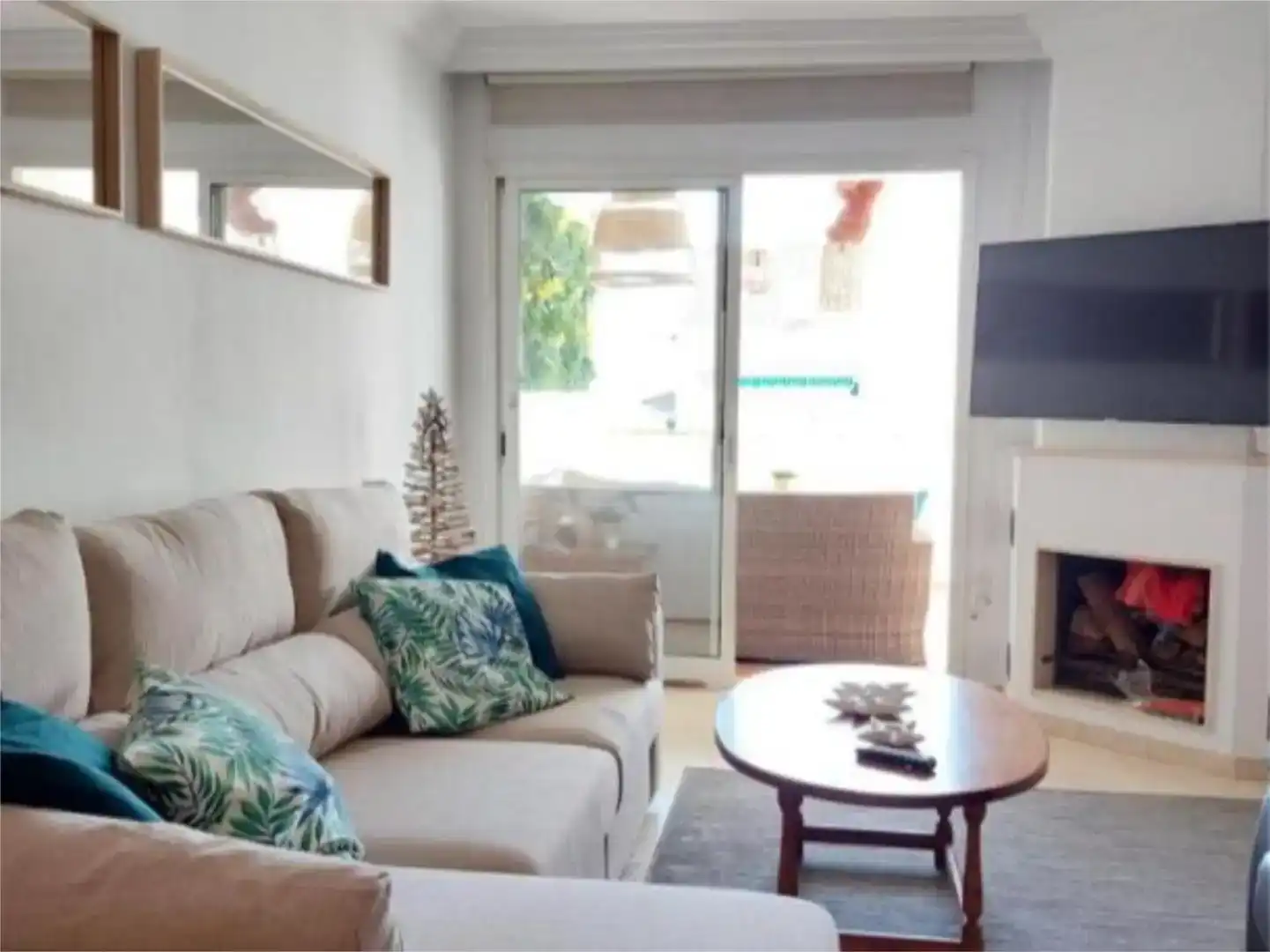 Wohnzimmer von Wohnung zur Miete in Marbella mit Klimaanlage, Privatgarten und Schwimmbad