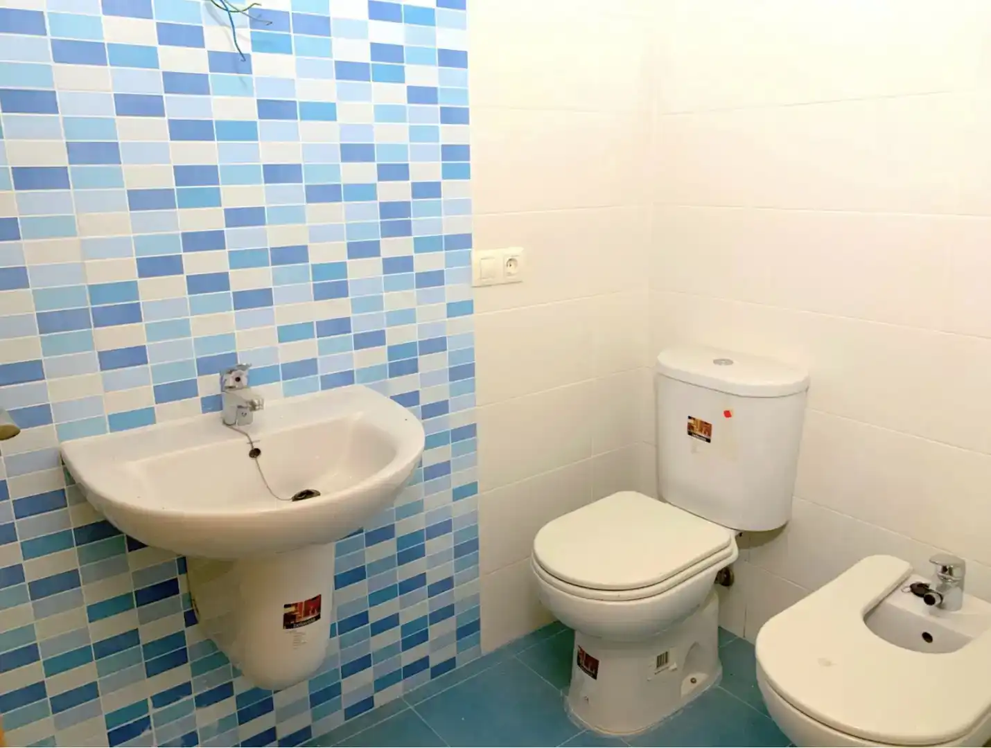 Bany de Pis en venda en Ador amb Aire condicionat i Balcó