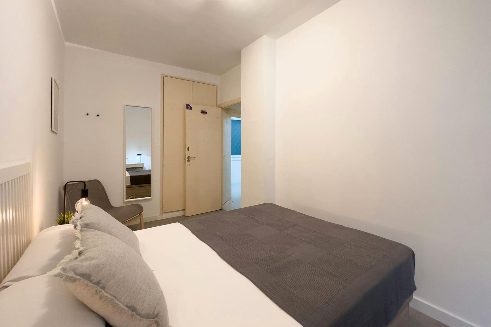 Bedroom of Flat to share in  Barcelona Capital  with Washing machine