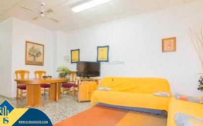 Sala d'estar de Apartament en venda en Torrevieja amb Calefacció, Terrassa i Moblat