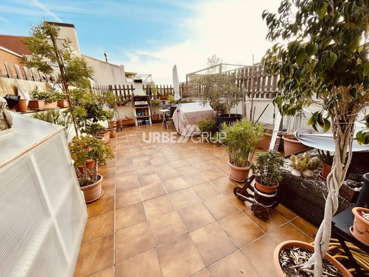 Außenansicht von Wohnung zum Verkauf in Terrassa mit Klimaanlage, Heizung und Privatgarten