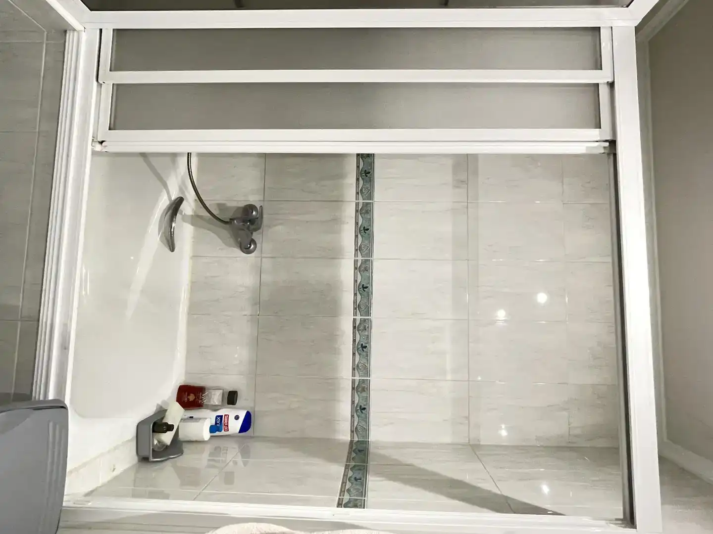 Bathroom of Flat for share in  Logroño  with Air Conditioner, Parquet flooring and Furnished