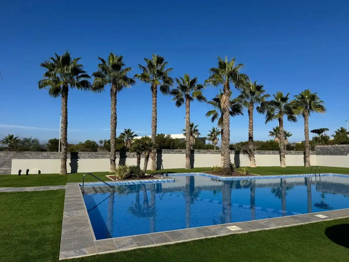 Piscina de Casa adosada en venta en Torrevieja con Aire acondicionado, Jardín privado y Amueblado