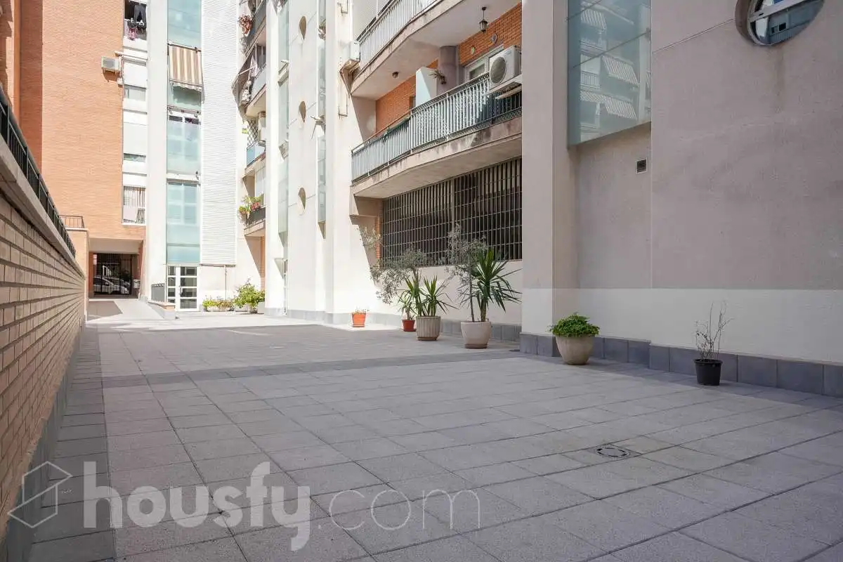 Vista exterior de Pis en venda en Madrid amb Aire condicionat, Calefacció i Jardí privat