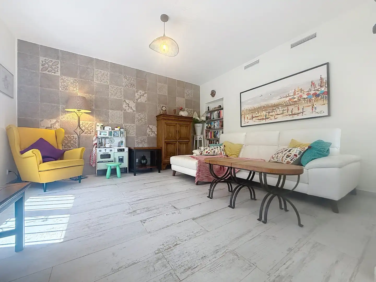 Sala d'estar de Casa o xalet en venda en Manilva amb Aire condicionat, Jardí privat i Terrassa