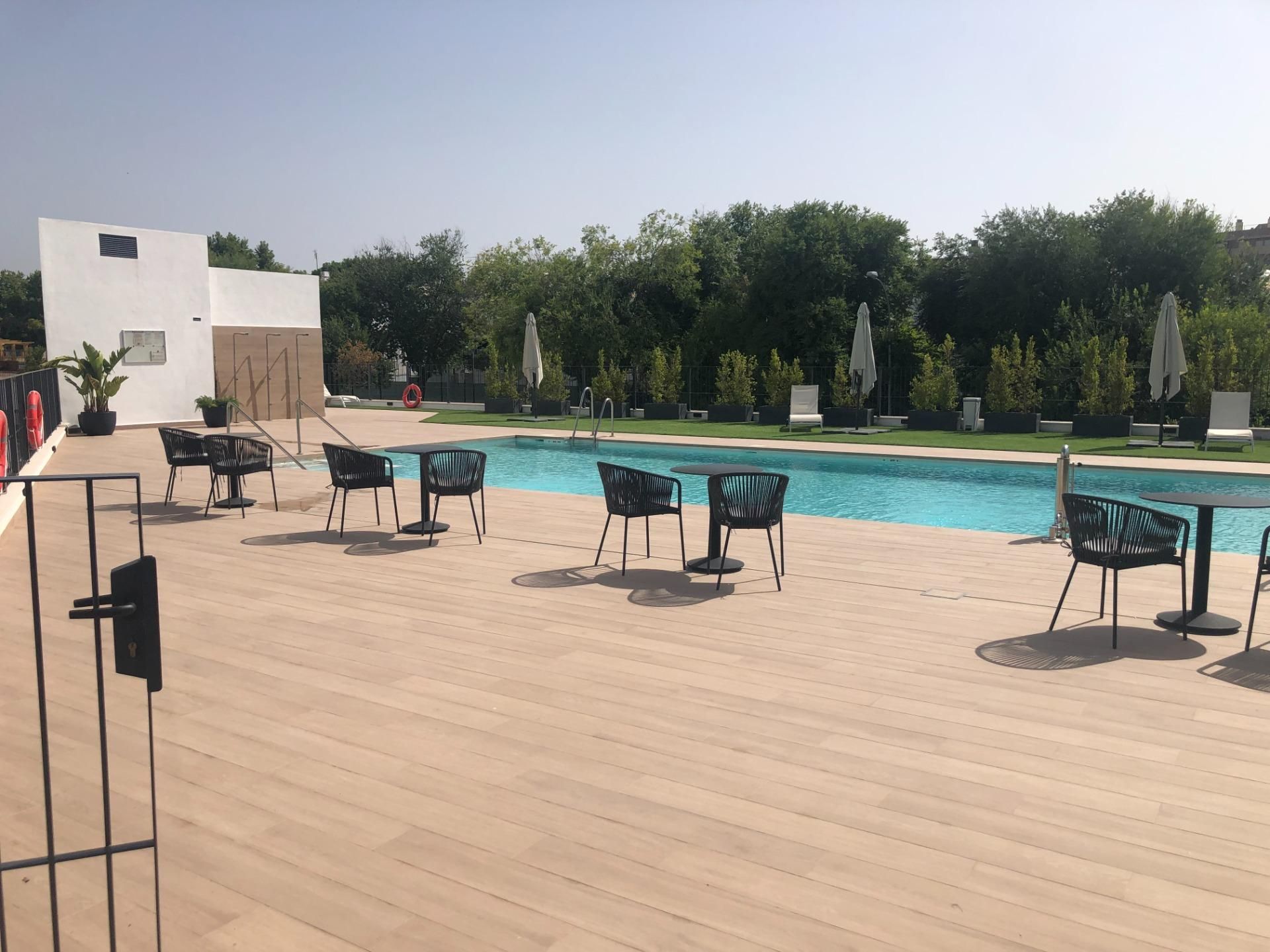 Piscina de Pis de lloguer en Tomares amb Aire condicionat, Terrassa i Traster