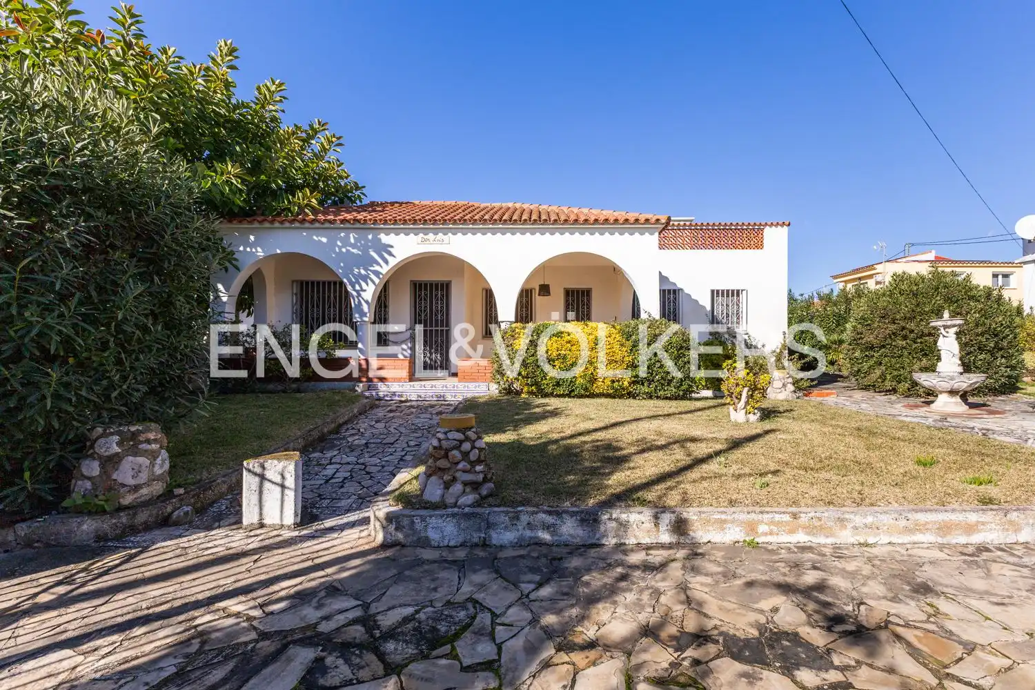 Vista exterior de Casa o xalet en venda en Vinaròs amb Calefacció, Jardí privat i Terrassa
