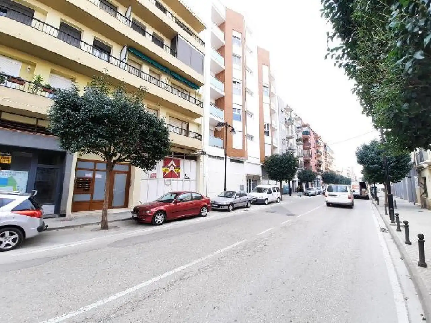 Außenansicht von Fabrikhallen zum Verkauf in Ontinyent