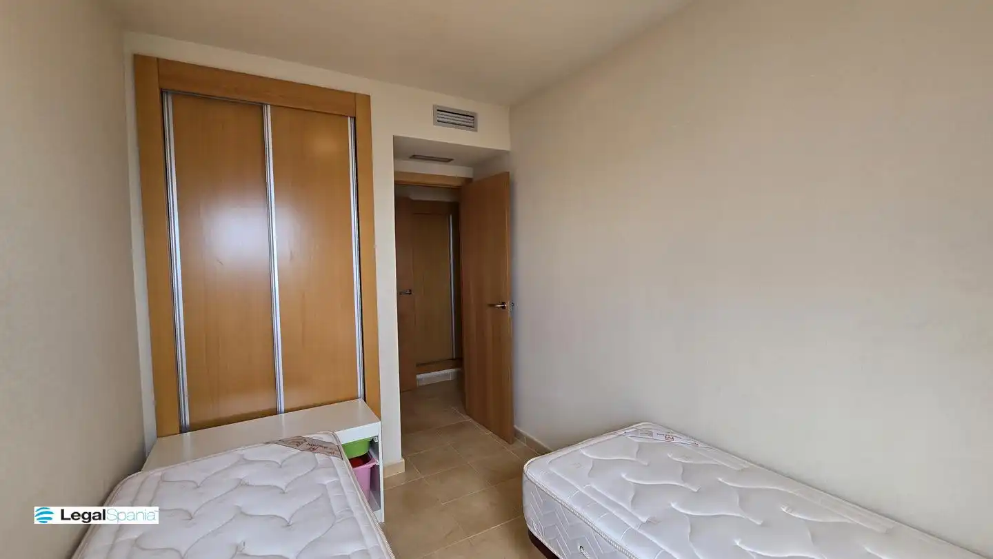 Schlafzimmer von Wohnungen zum Verkauf in La Manga del Mar Menor mit Klimaanlage, Heizung und Privatgarten