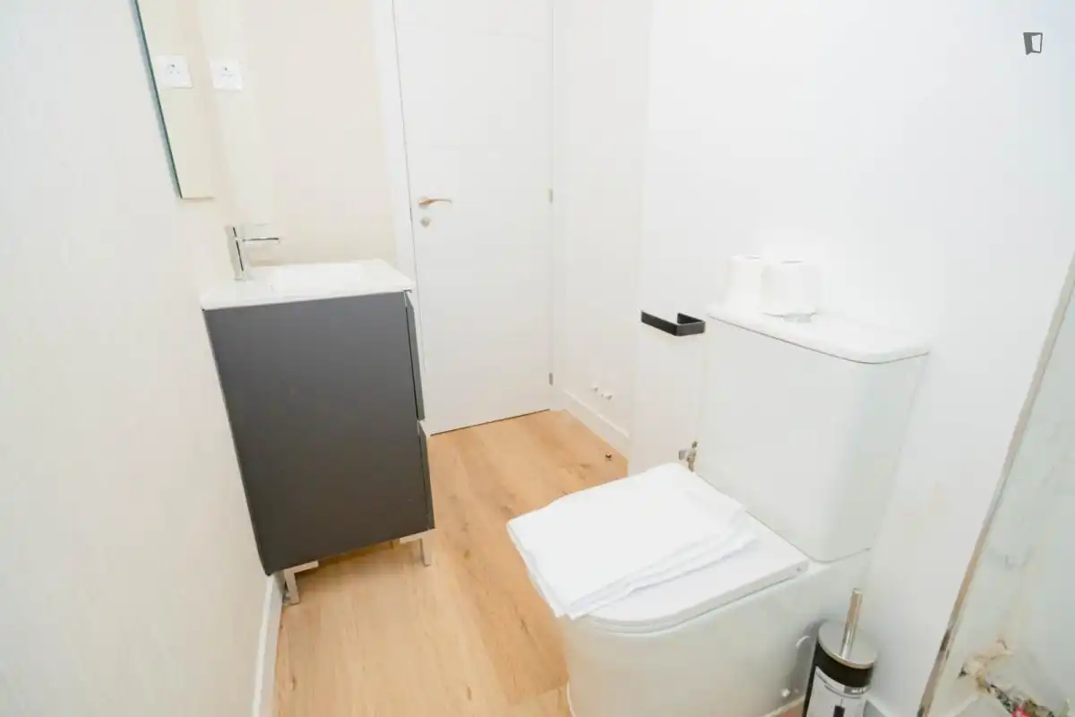 Badezimmer von Wohnungen zur Miete in Madrid mit Klimaanlage, Möbliert und Waschmaschine
