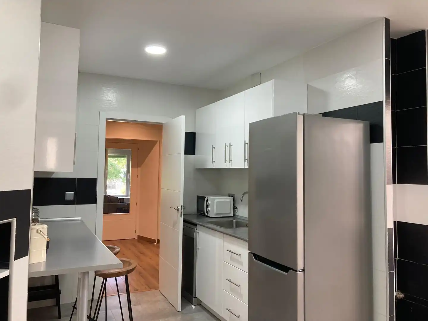 Cuina de Apartament de lloguer en Madrid amb Aire condicionat, Calefacció i Moblat