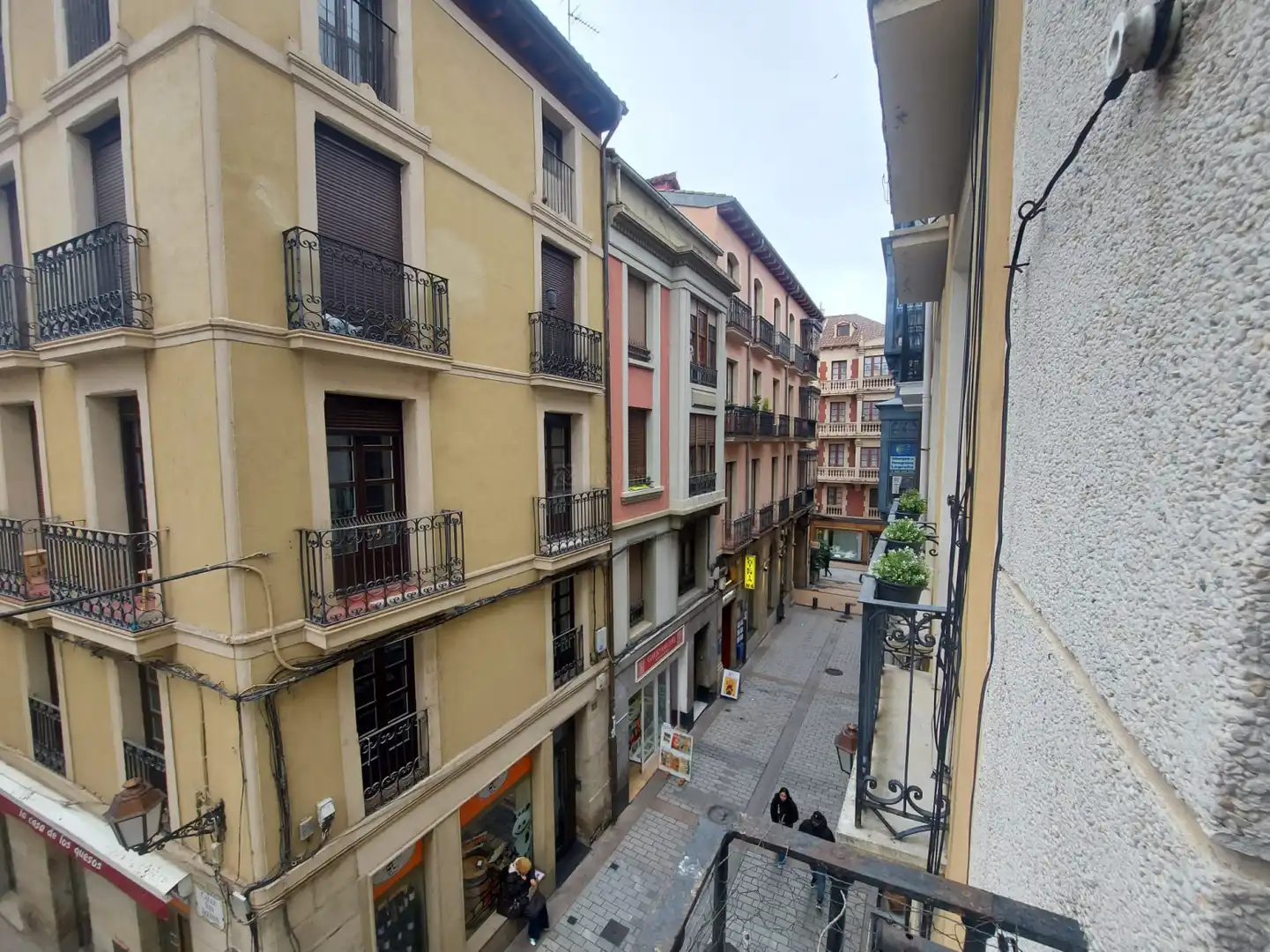 Vista exterior de Edificio en venta en  Logroño