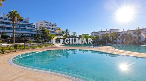 En un entorno tranquilo, rodeado de naturaleza y a pocos minutos del centro de Estepona, se encuentra este elegante apartamento de, imatge 4