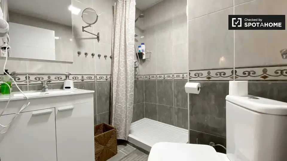 Baño de Piso de alquiler en Mislata con Aire acondicionado, Calefacción y Amueblado