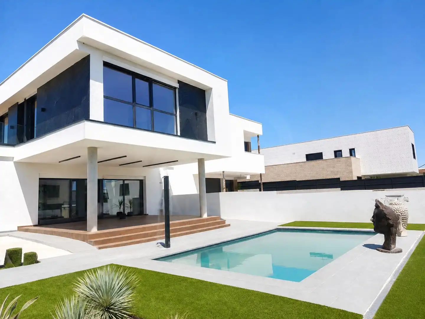 Casa con piscina en venta en Calle de Tallín 55