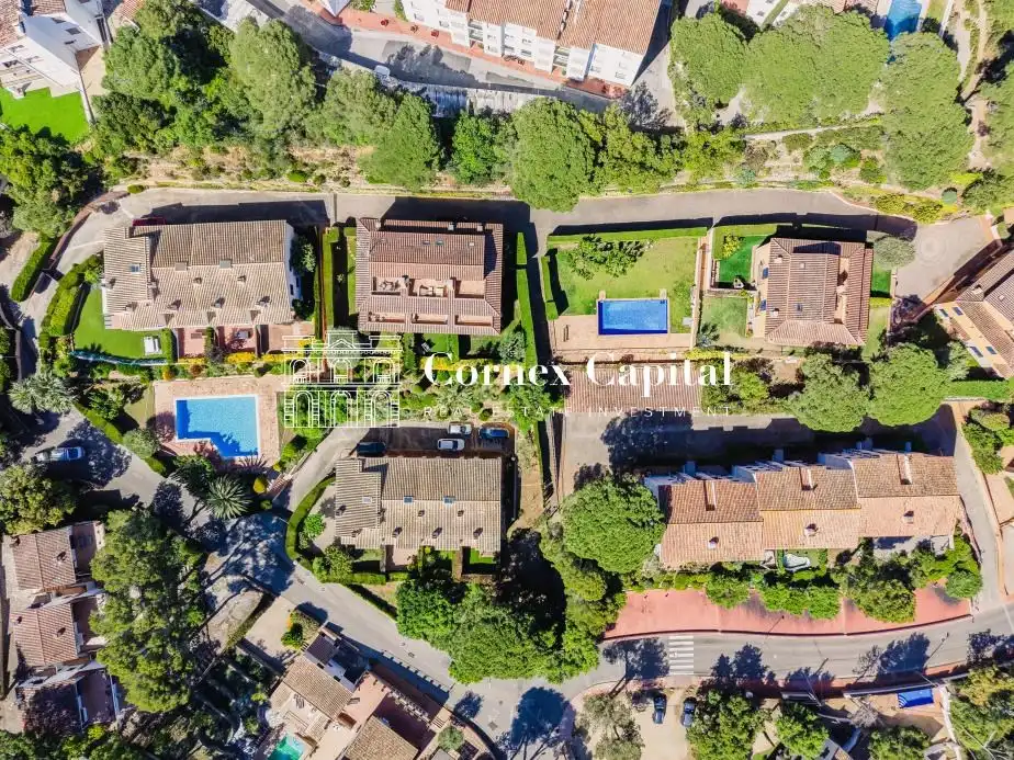 Vista exterior de Casa adosada en venda en Palafrugell amb Aire condicionat, Calefacció i Jardí privat