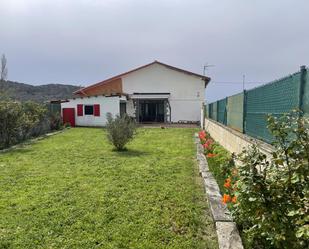 Vista exterior de Casa adosada en venda en Junta de Traslaloma amb Calefacció, Jardí privat i Terrassa