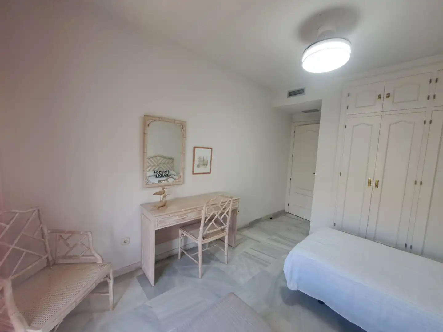Schlafzimmer von Wohnung zur Miete in Marbella mit Klimaanlage, Heizung und Terrasse