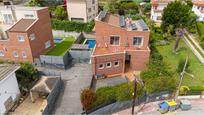 Vista exterior de Casa o xalet en venda en Sant Esteve Sesrovires amb Aire condicionat, Terrassa i Piscina