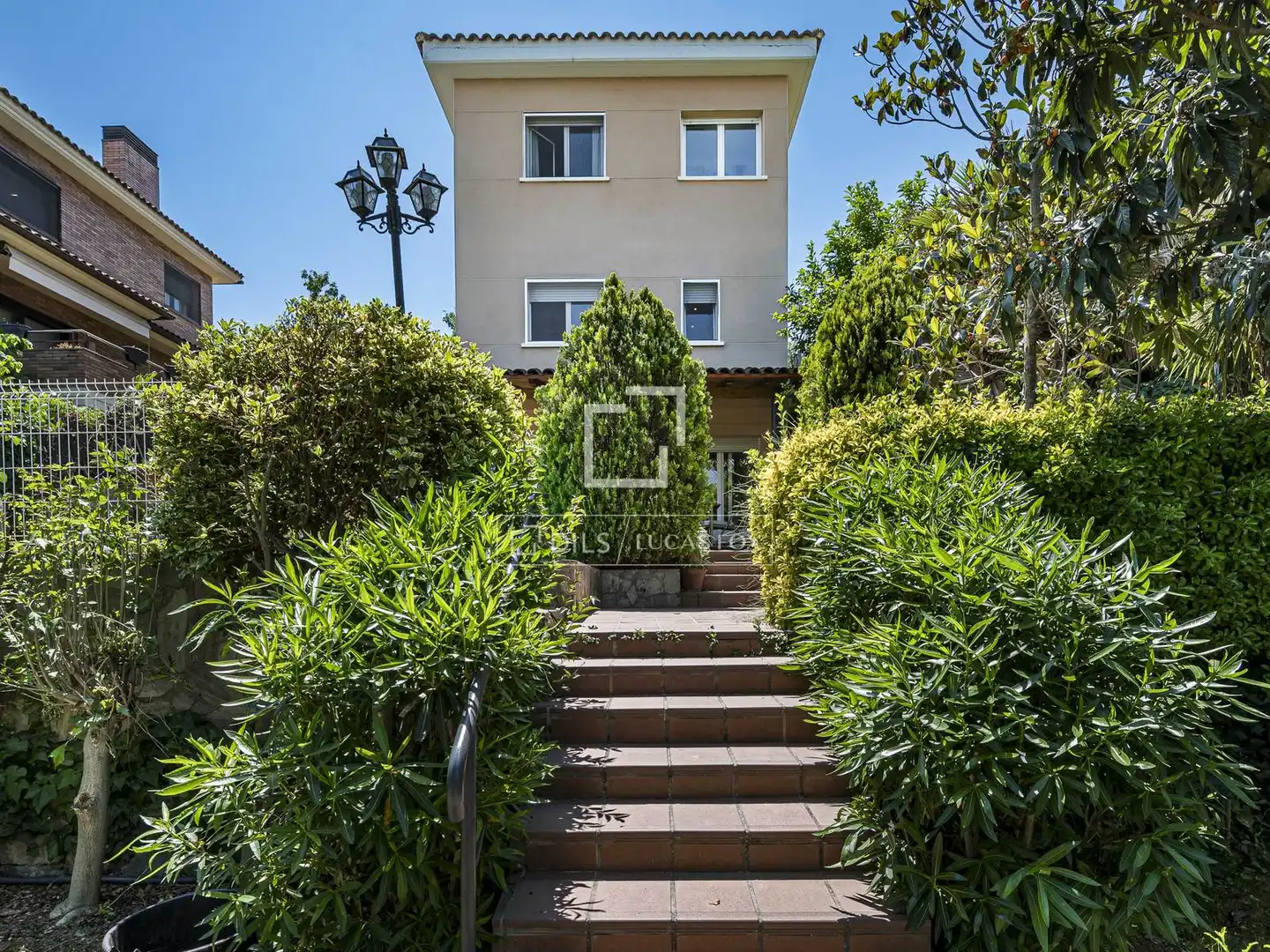Vista exterior de Casa o xalet en venda en Sant Cugat del Vallès amb Aire condicionat, Calefacció i Jardí privat
