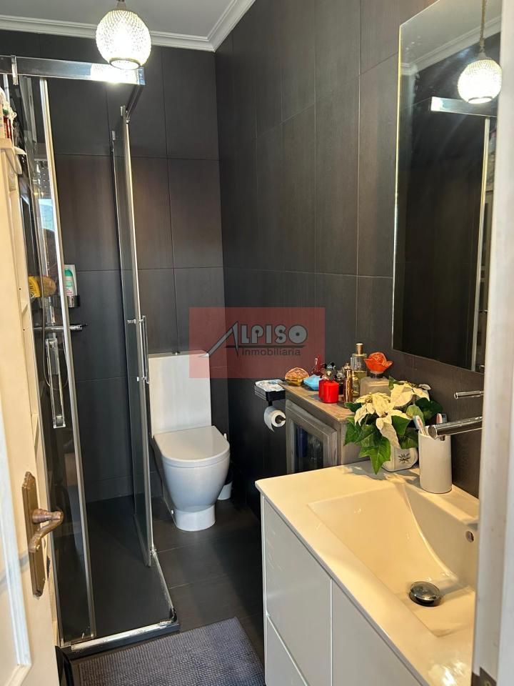 Bany de Pis en venda en Ourense Capital  amb Calefacció, Parquet i Traster