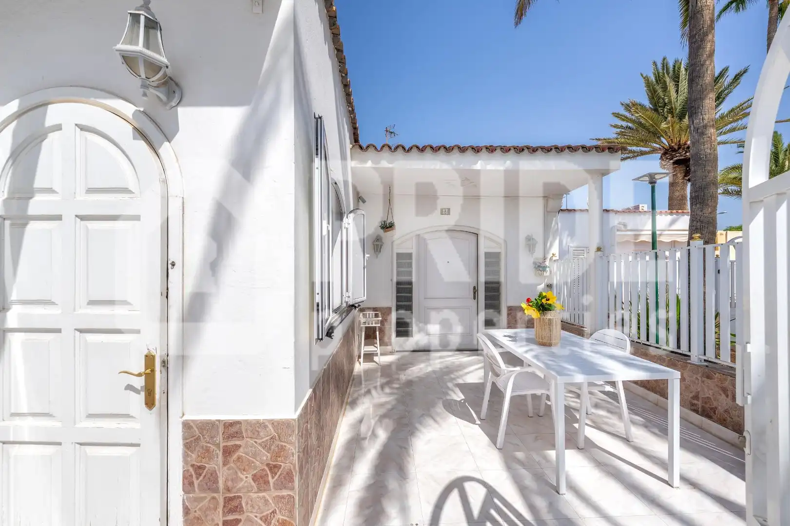 Vista exterior de Casa adosada en venda en San Bartolomé de Tirajana amb Aire condicionat, Jardí privat i Terrassa