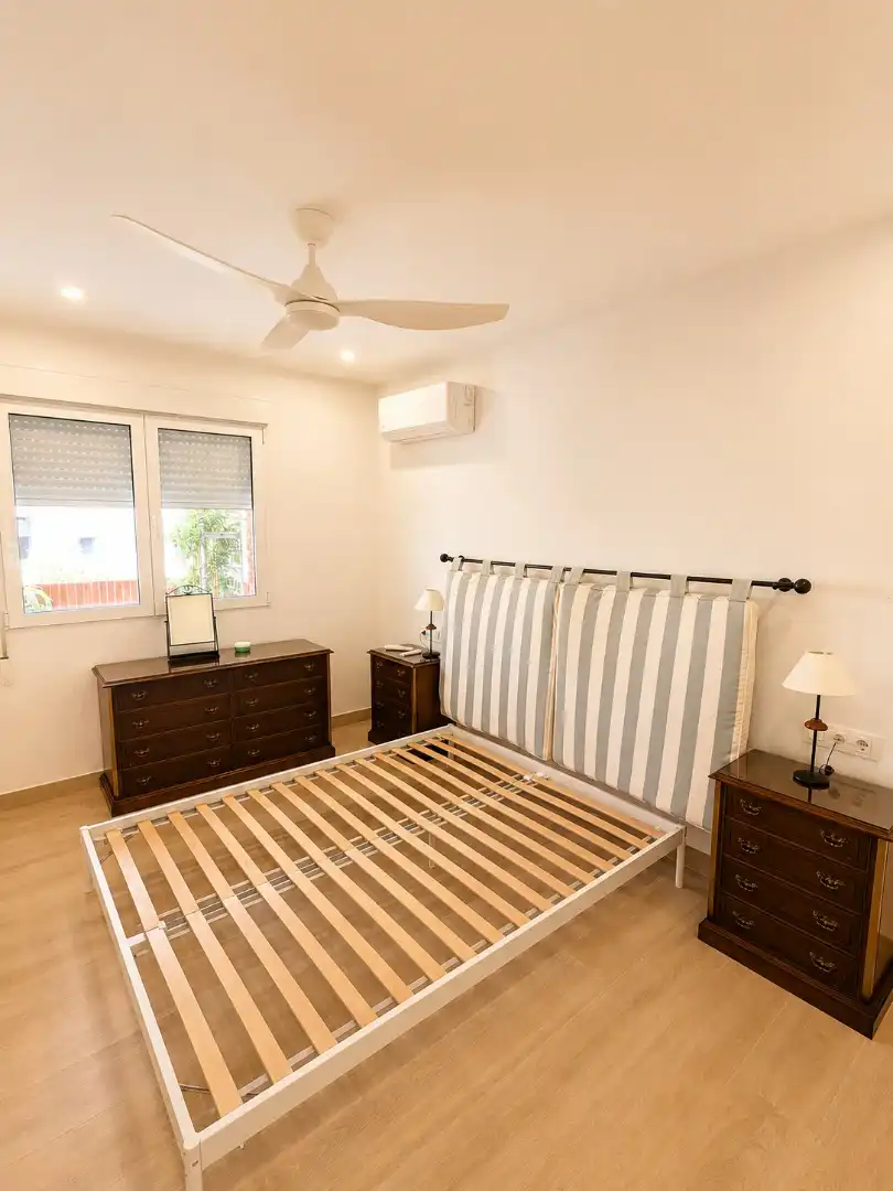 Schlafzimmer von Wohnung zur Miete in Valencia mit Klimaanlage, Terrasse und Möbliert