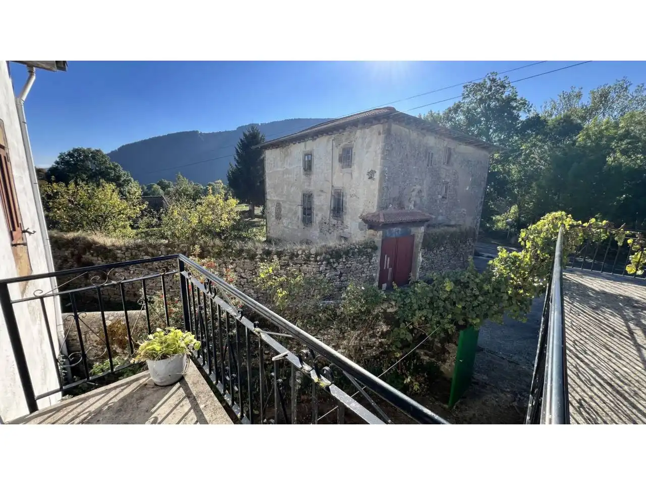 Vista exterior de Casa o xalet en venda en Espinosa de los Monteros amb Jardí privat, Terrassa i Moblat