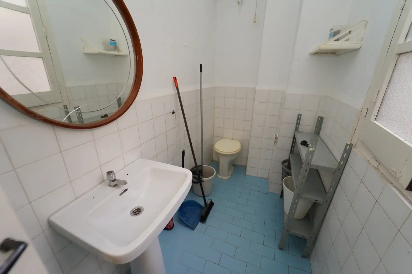 Bathroom of Flat for rent in Granada  with Air Conditioner, Furnished and Washing machine