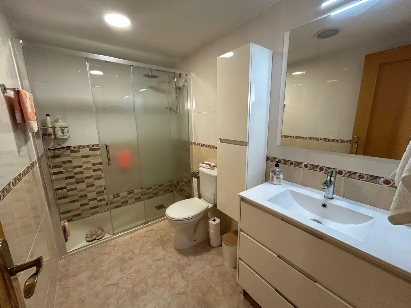 Badezimmer von Einfamilien-Reihenhaus zum Verkauf in Cullera mit Klimaanlage, Terrasse und Möbliert