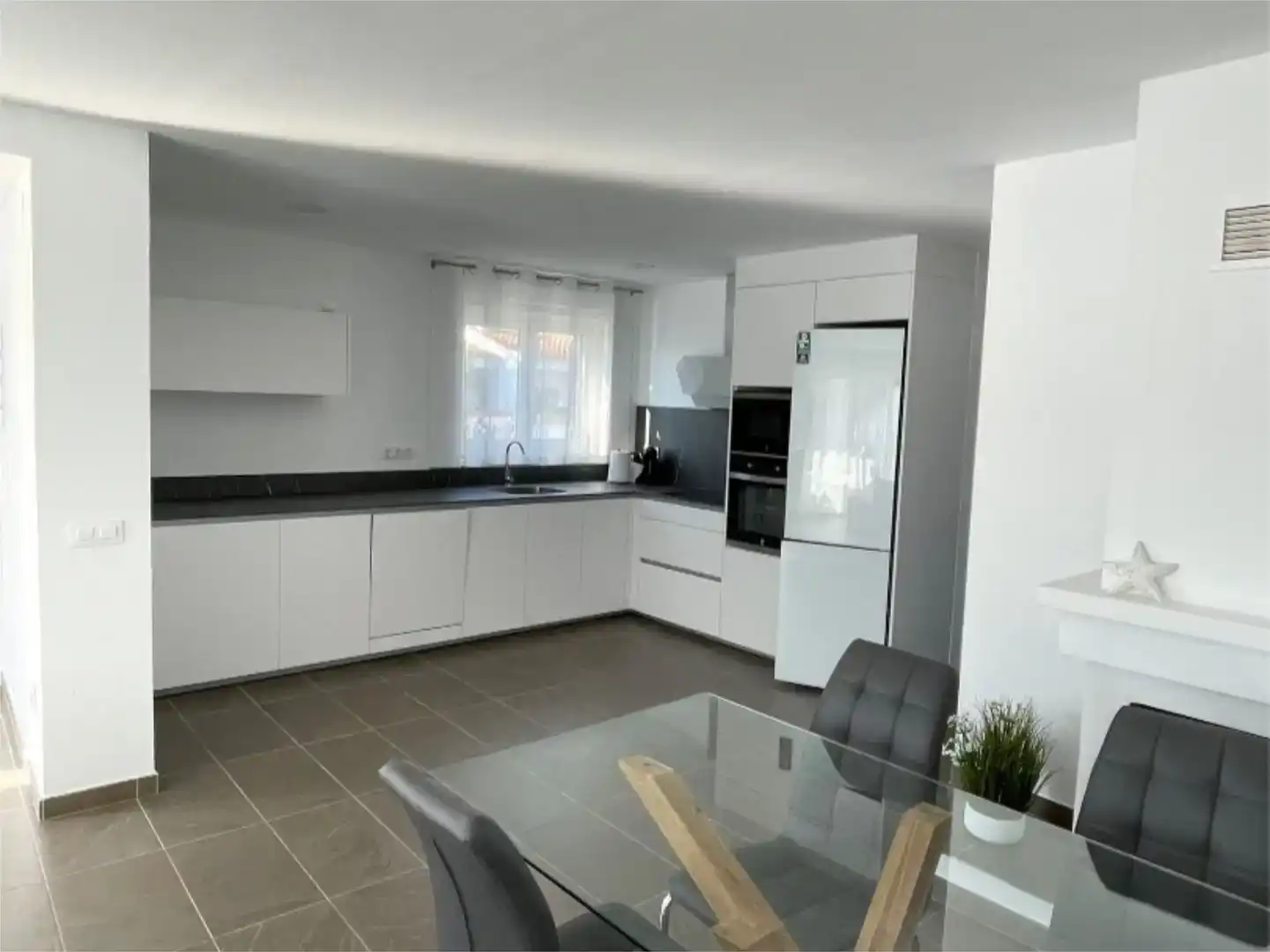 Cocina de Casa o chalet de alquiler en Empuriabrava con Aire acondicionado, Jardín privado y Piscina