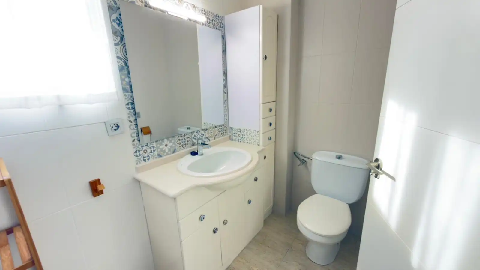 Badezimmer von Wohnung zum Verkauf in Alicante / Alacant mit Klimaanlage, Heizung und Privatgarten