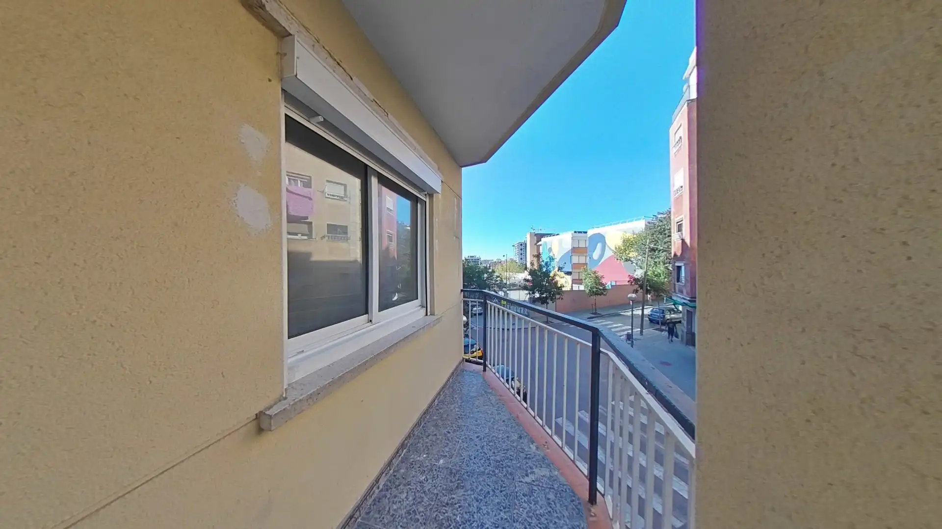 Vista exterior de Piso en venta en L'Hospitalet de Llobregat con Parquet y Balcón