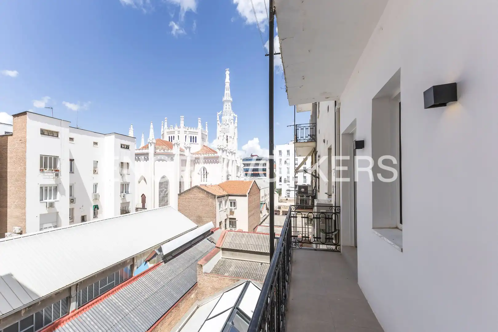 Außenansicht von Wohnung zum Verkauf in Madrid mit Klimaanlage, Heizung und Terrasse