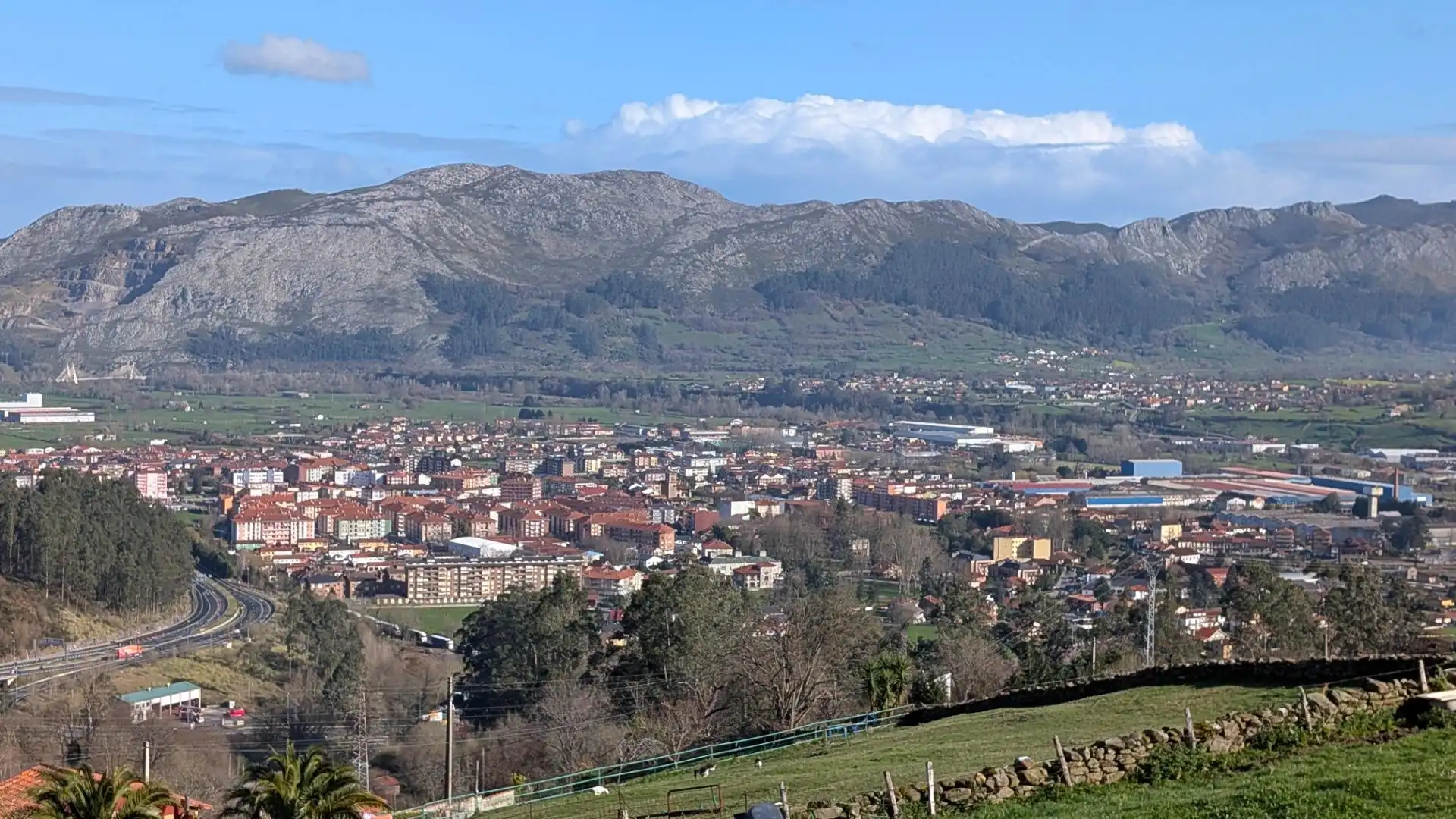 Vista exterior de Piso en venta en Los Corrales de Buelna  con Parquet