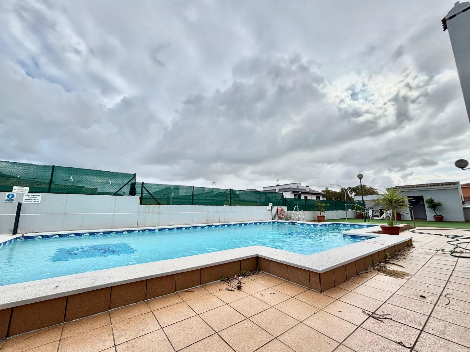 Swimming pool of Single-family semi-detached for sale in Algeciras  with Terrace, Balcony and Community pool