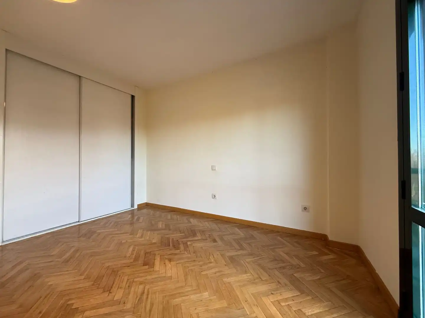 Habitación de Dúplex en venta en Pozuelo de Alarcón con Aire acondicionado, Trastero y Piscina comunitaria
