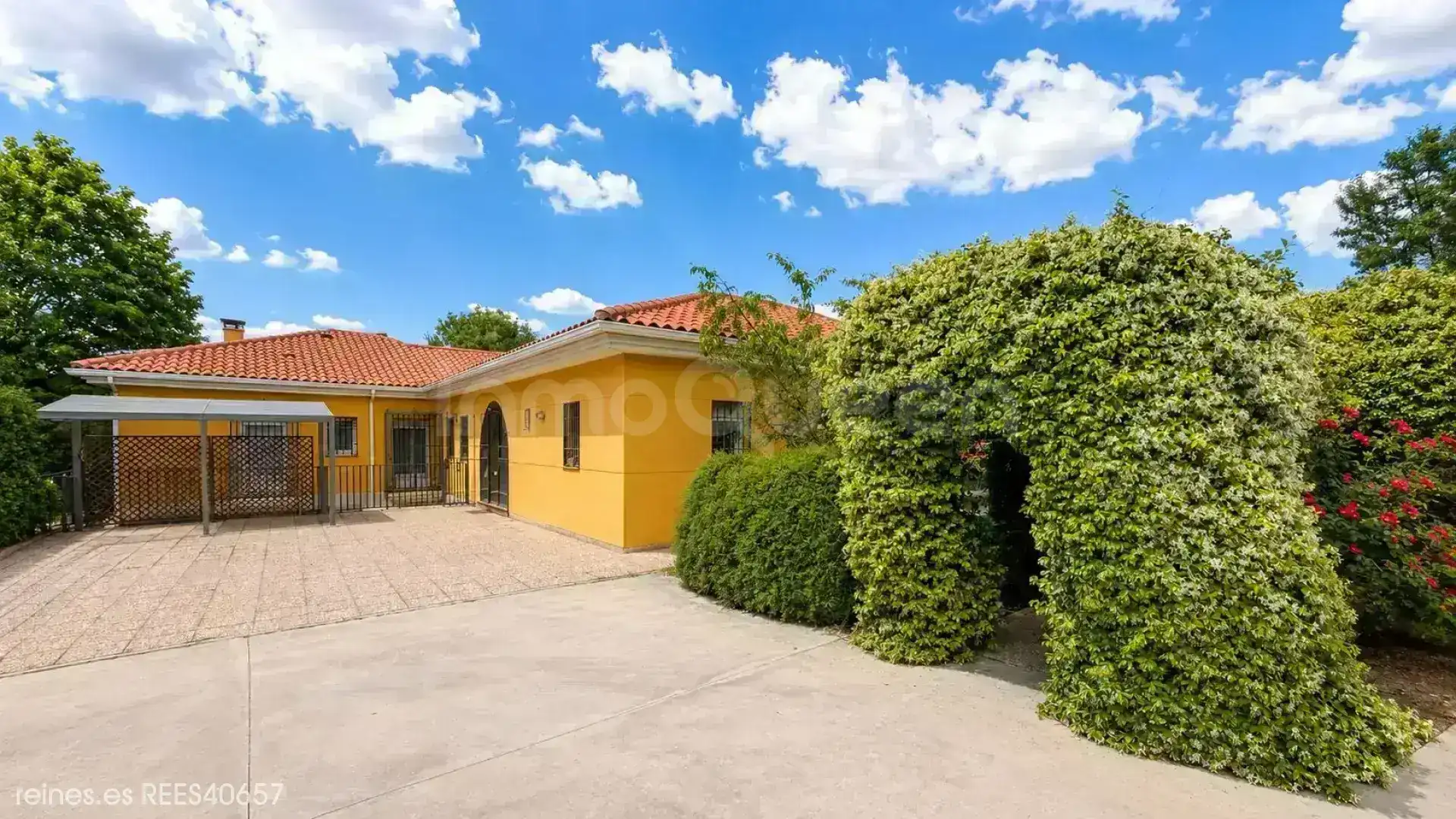 Vista exterior de Casa o xalet en venda en Villaviciosa de Odón amb Calefacció i Jardí privat