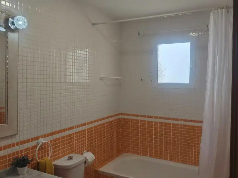 Badezimmer von Dachboden zur Miete in Vera mit Klimaanlage, Terrasse und Schwimmbad