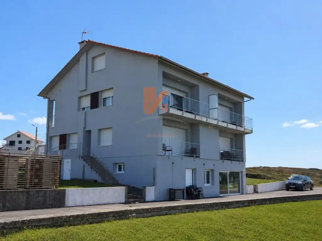 Vista exterior de Casa o xalet en venda en Porto do Son amb Jardí privat, Terrassa i Moblat