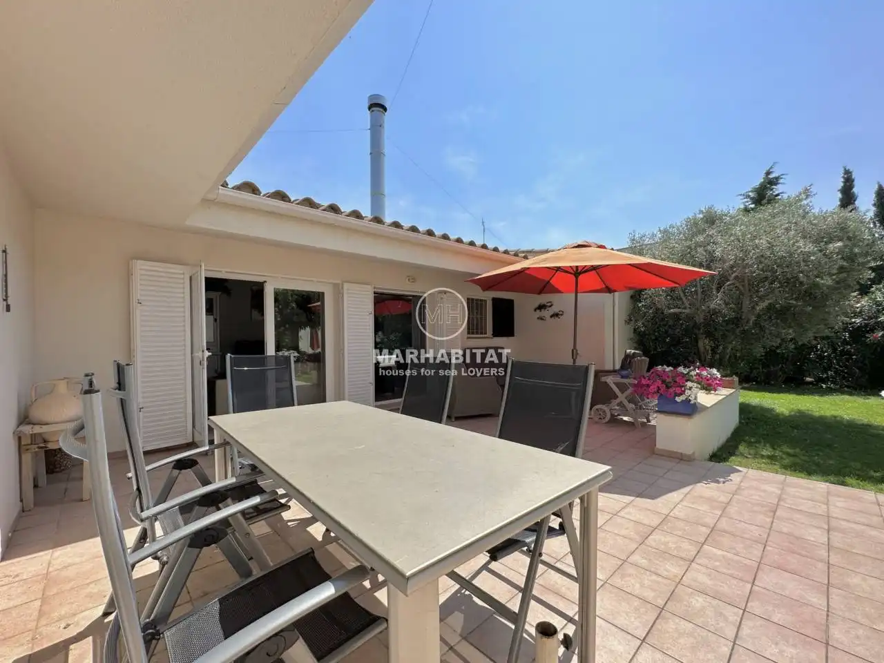 Vista exterior de Casa o xalet en venda en L'Escala amb Aire condicionat, Jardí privat i Terrassa