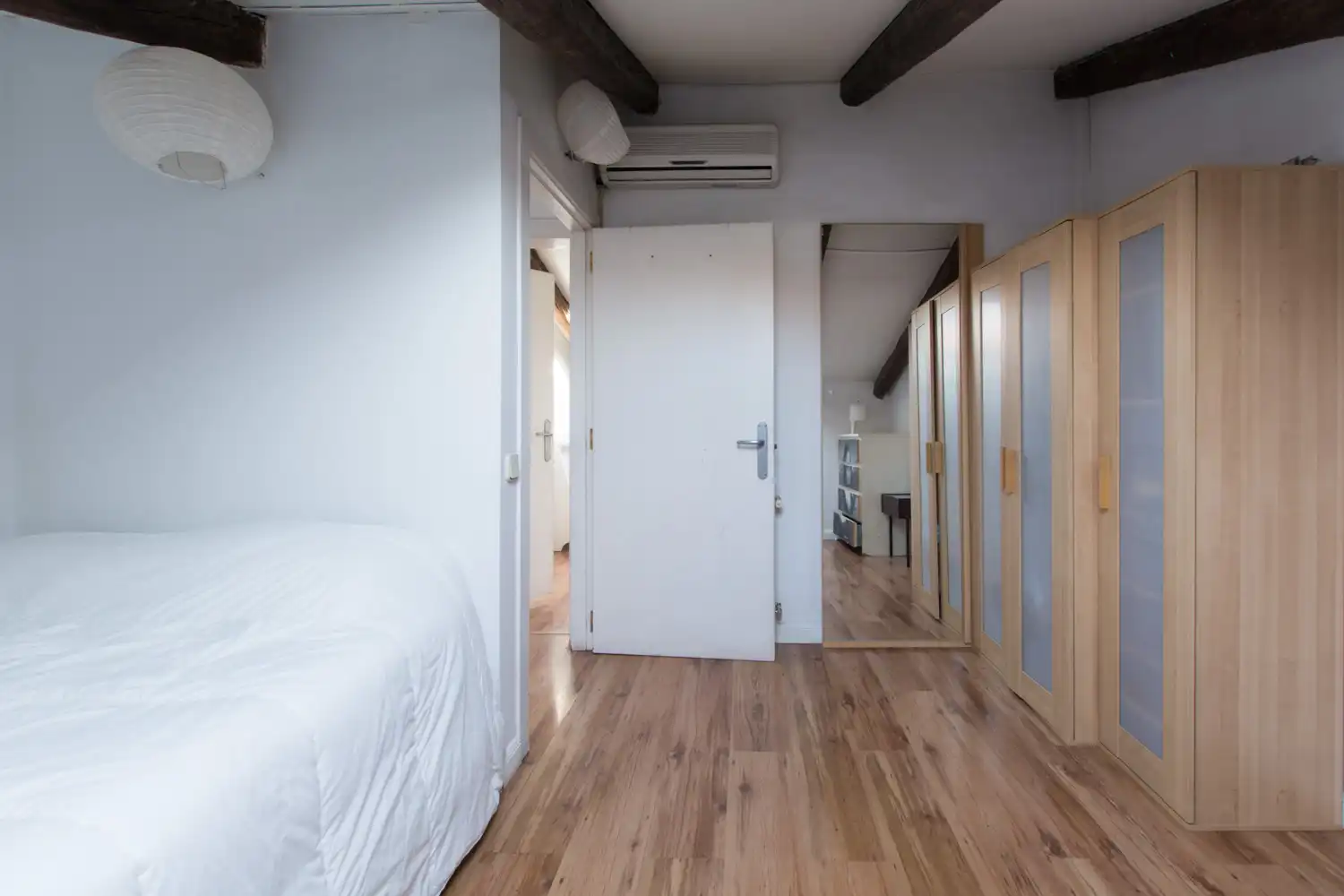 Schlafzimmer von Dachboden zum Verkauf in Madrid mit Klimaanlage, Heizung und Parkett