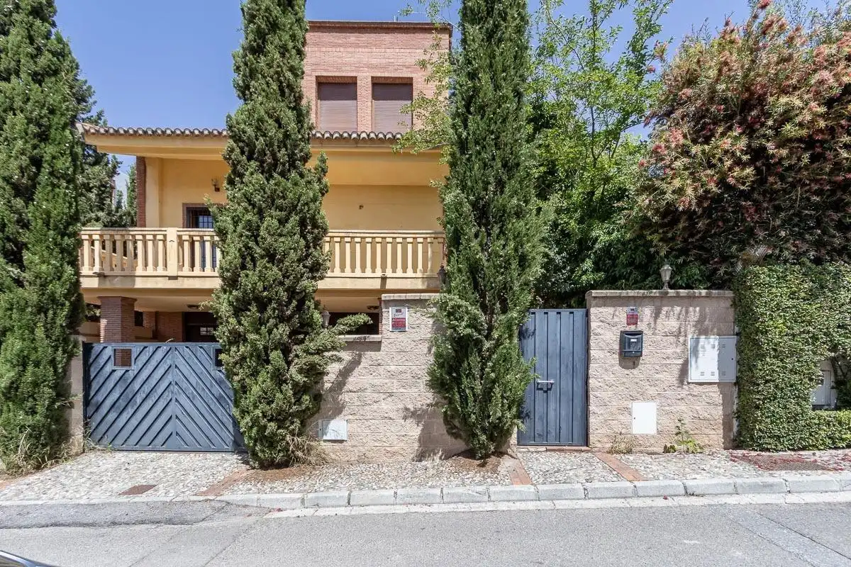 Vista exterior de Casa o xalet en venda en Albolote amb Calefacció, Jardí privat i Traster