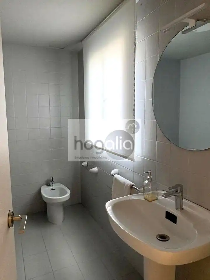 Bathroom of Flat for rent in Sevilla  with Air Conditioner, Furnished and Balcony