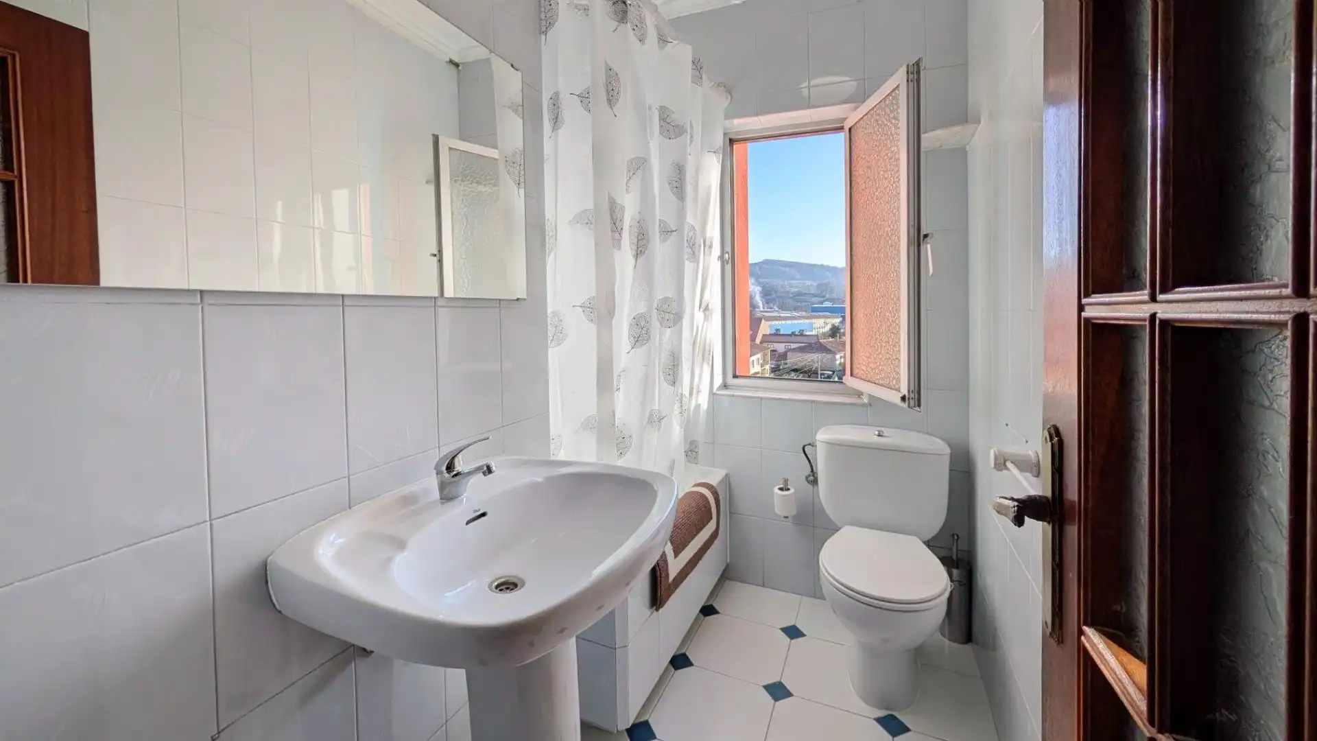 Baño de Piso en venta en Los Corrales de Buelna  con Parquet