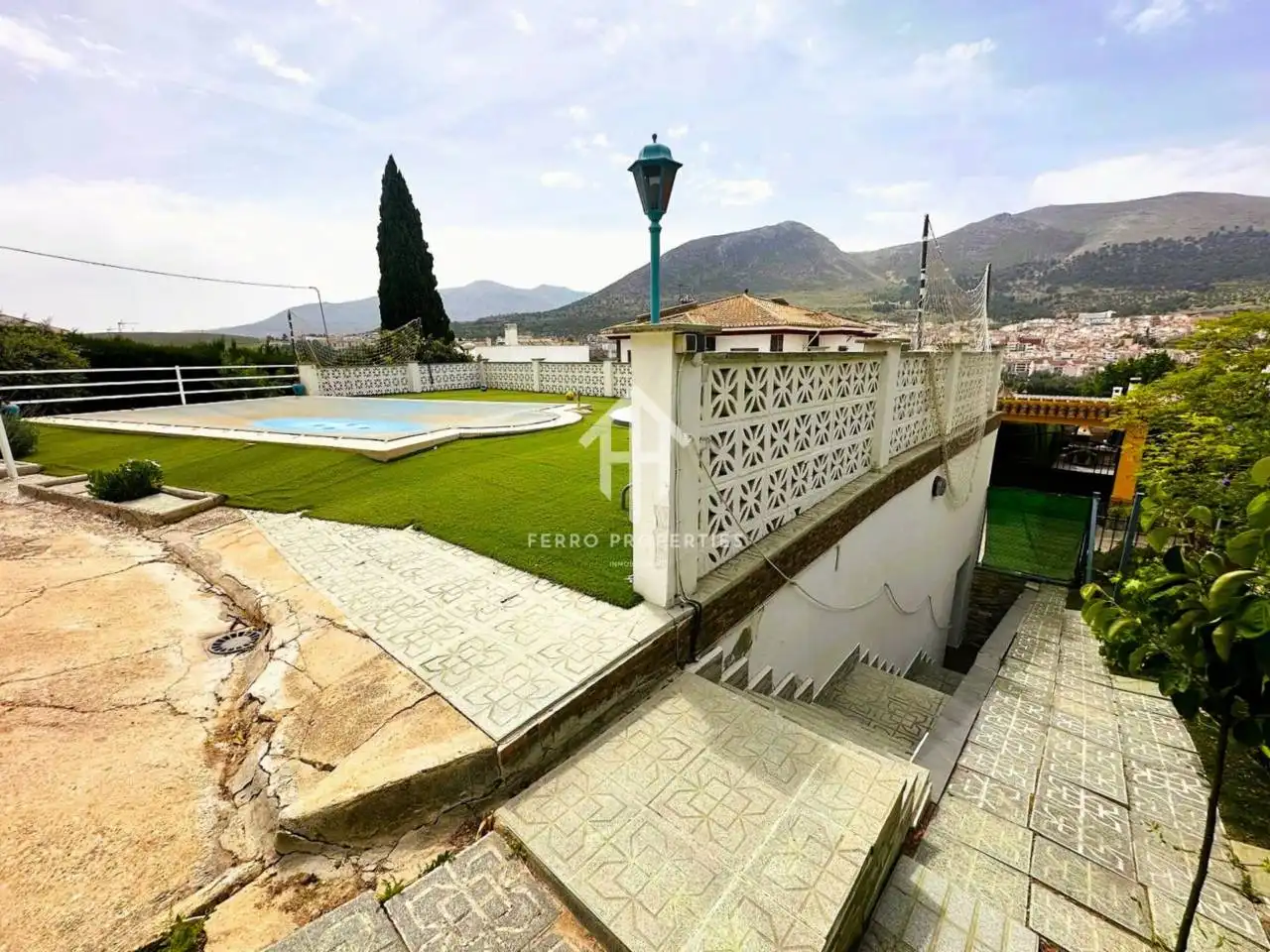Vista exterior de Casa o xalet en venda en Loja amb Aire condicionat, Jardí privat i Terrassa