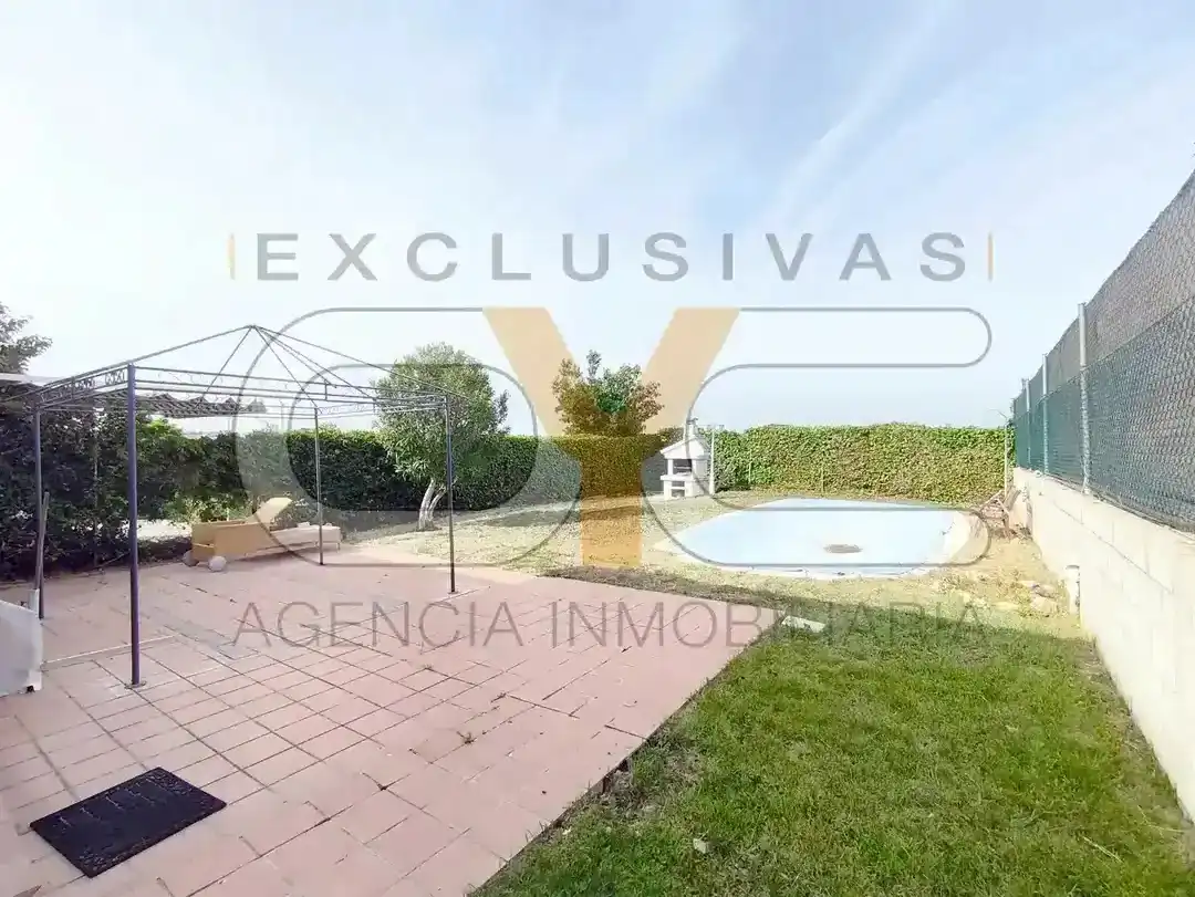 Jardín de Casa adosada en venta en Serranillos del Valle con Aire acondicionado, Calefacción y Jardín privado
