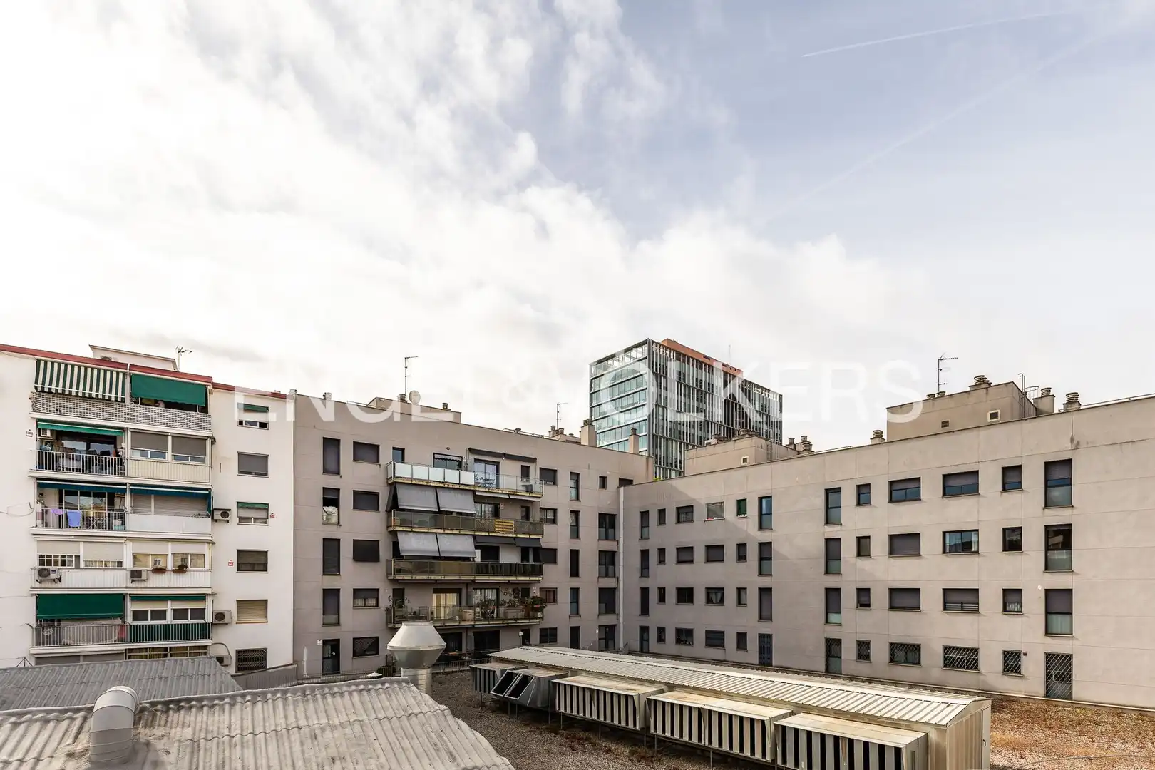 Vista exterior de Piso en venta en Barcelona con Calefacción, Terraza y Balcón