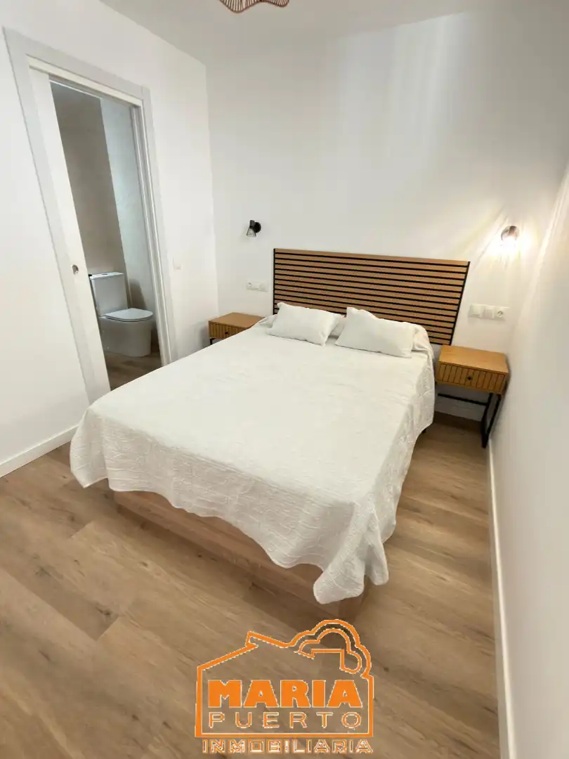 Dormitori de Apartament de lloguer en Málaga amb Aire condicionat i Moblat